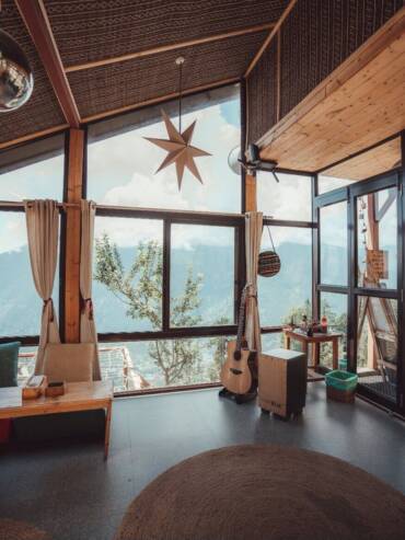 Cozy GlampEco cafe with live music and games in Sethan, Manali