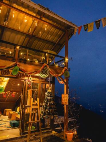 Romantic glass GlampEco cafe with mountain views and live music in Manali