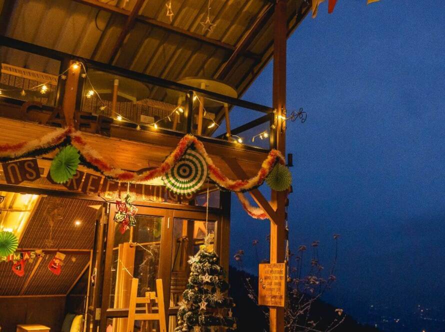 Romantic glass GlampEco cafe with mountain views and live music in Manali