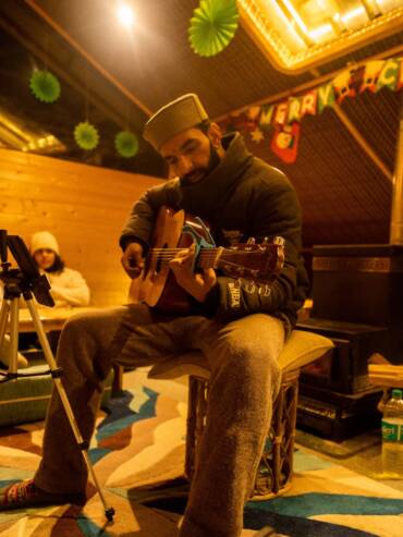 Local artist performing live – live music sessions at GlampEco's Glass Cafe in Sethan, Manali