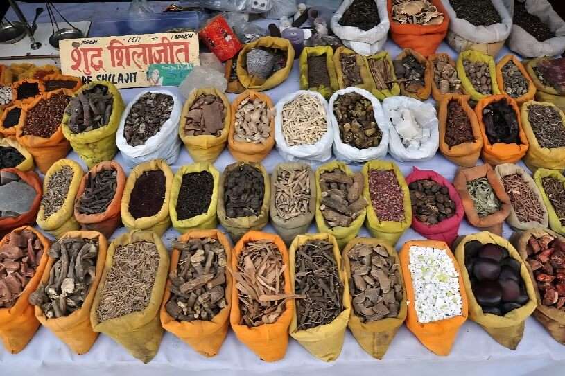 Organic spices at the local market in Manali near GlampEco