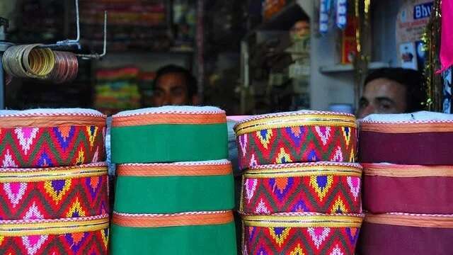 Local souvenirs from Manali Market – shopping near GlampEco