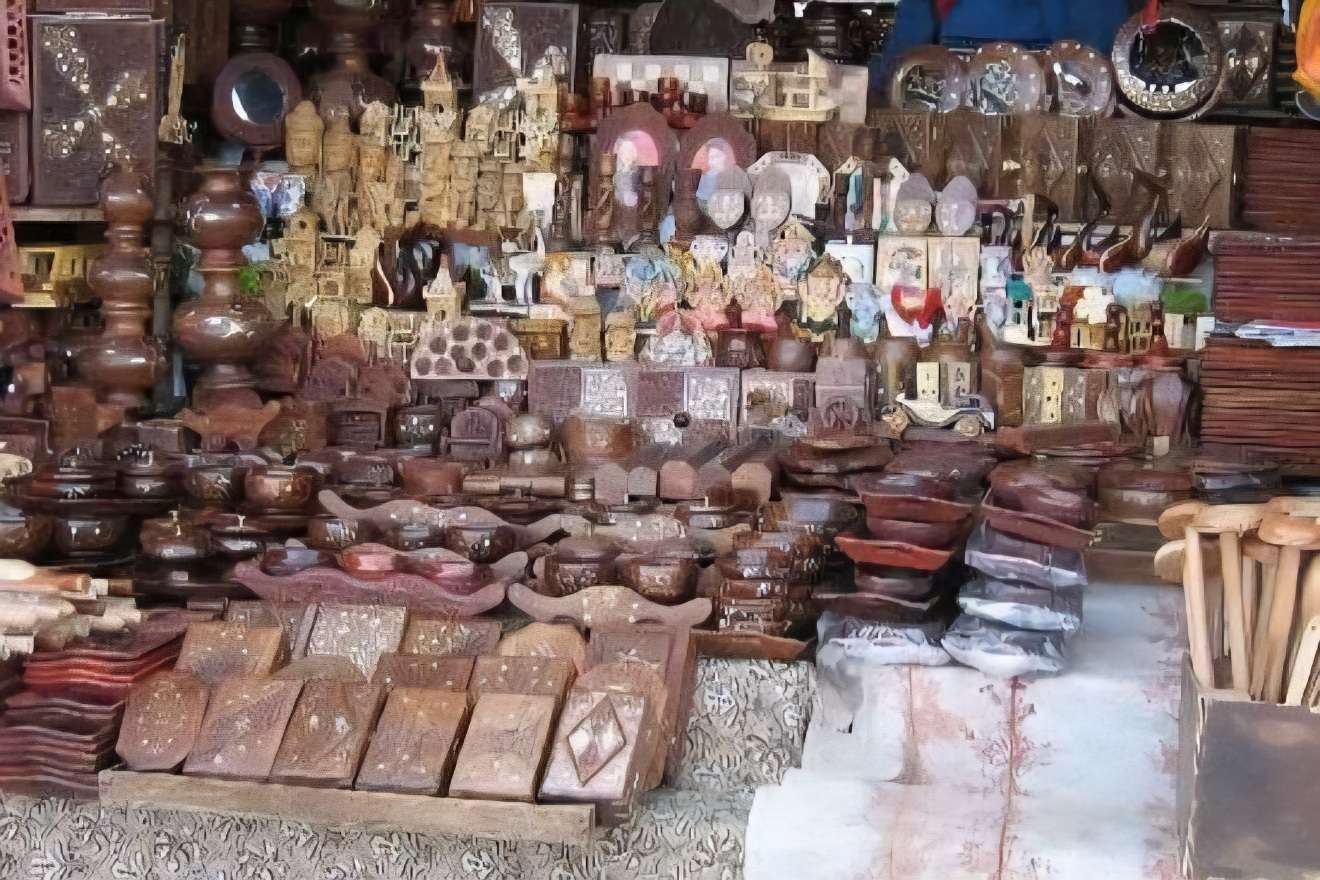 Shimla wooden souvenirs at Manali local market – exploring with GlampEco