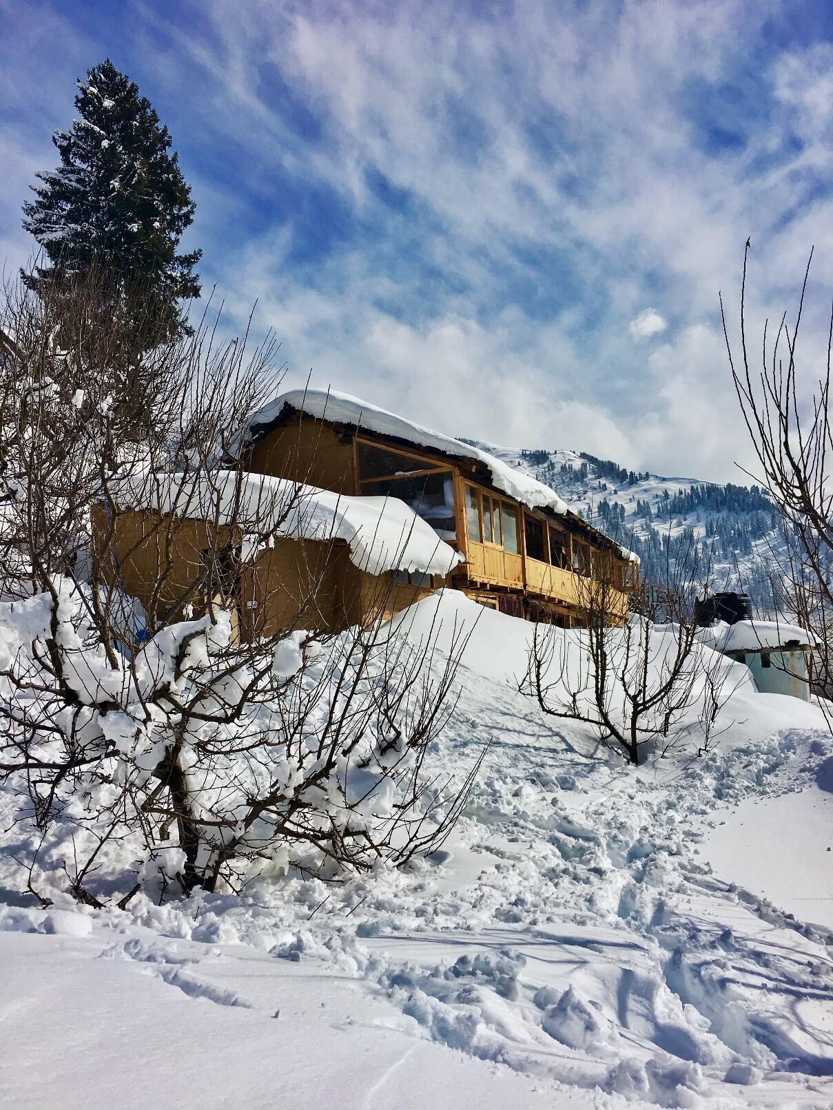 Snow-covered GlampEco mudhouse stay in Sethan, Manali